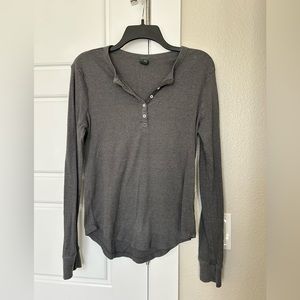 Gray long sleeve ribbed shirt